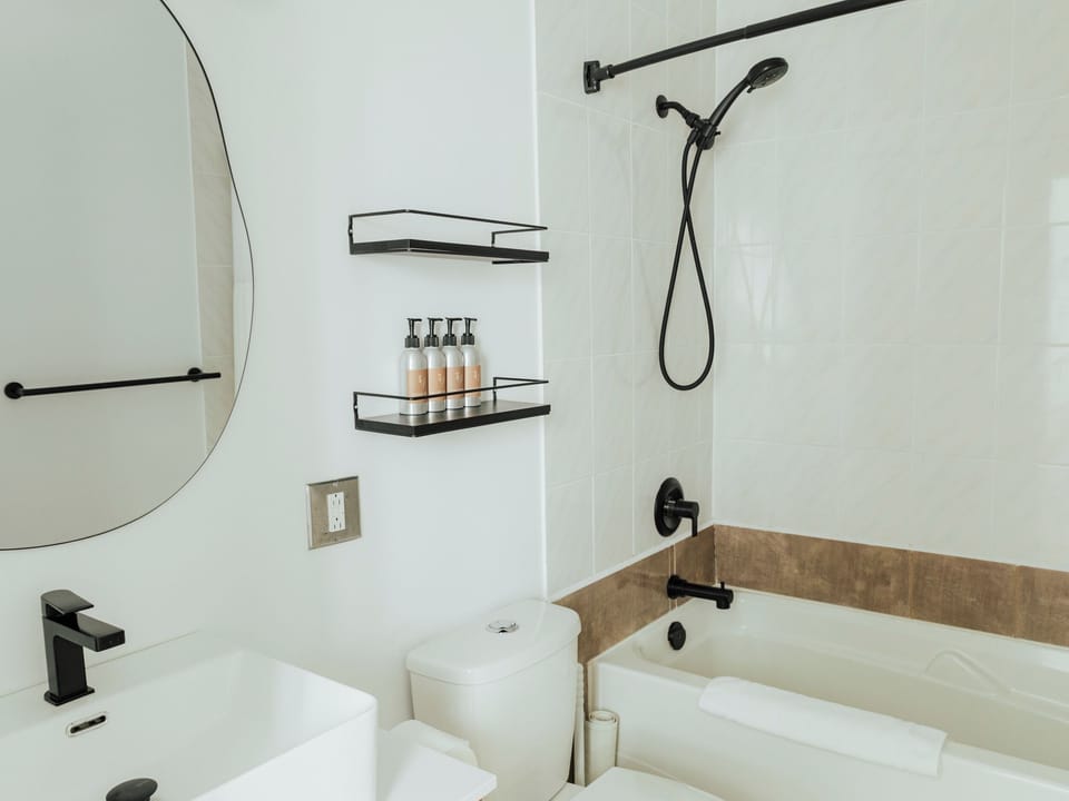 Deluxe Room, 1 King Bed, Kitchenette | Bathroom | Combined shower/tub, free toiletries, hair dryer, towels