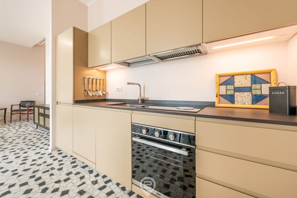 Coffee/tea maker, fridge, oven, stovetop