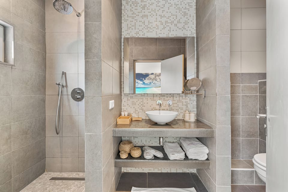 Penthouse, Sea View | Bathroom | Shower, rainfall showerhead, free toiletries, hair dryer