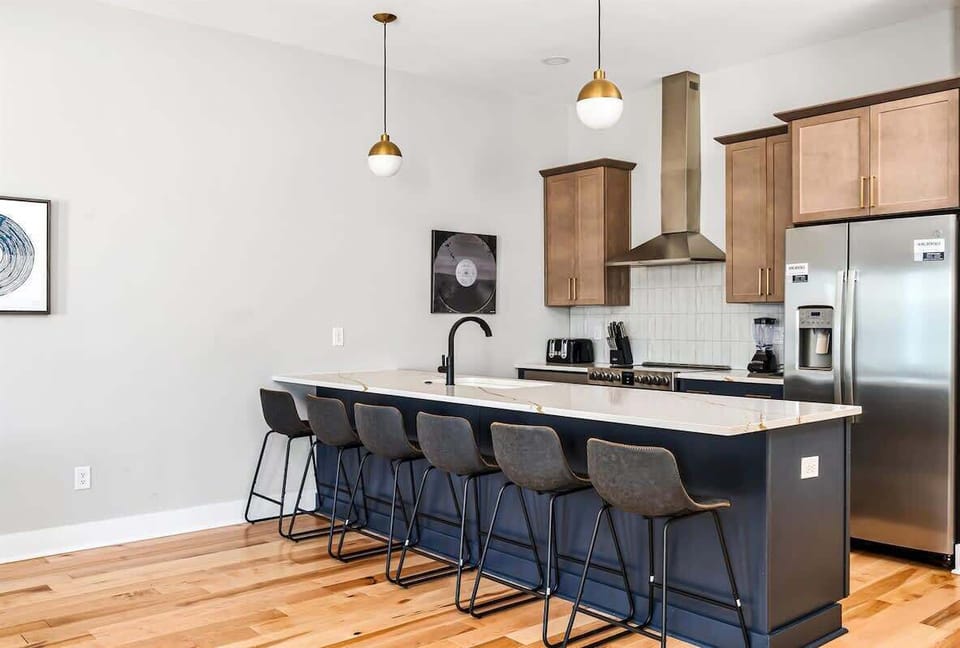 6-seat island counter—great for meals, snacks, or prep.