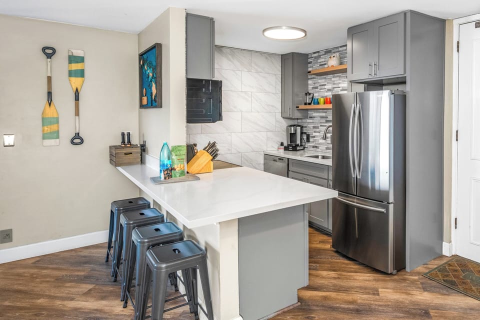 Deluxe Condo | Private kitchen | Full-size fridge, microwave, oven, stovetop