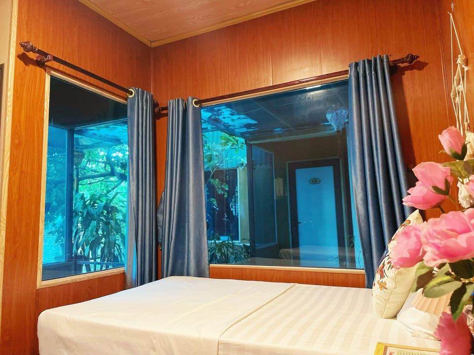 Premium bedding, Select Comfort beds, desk, free WiFi