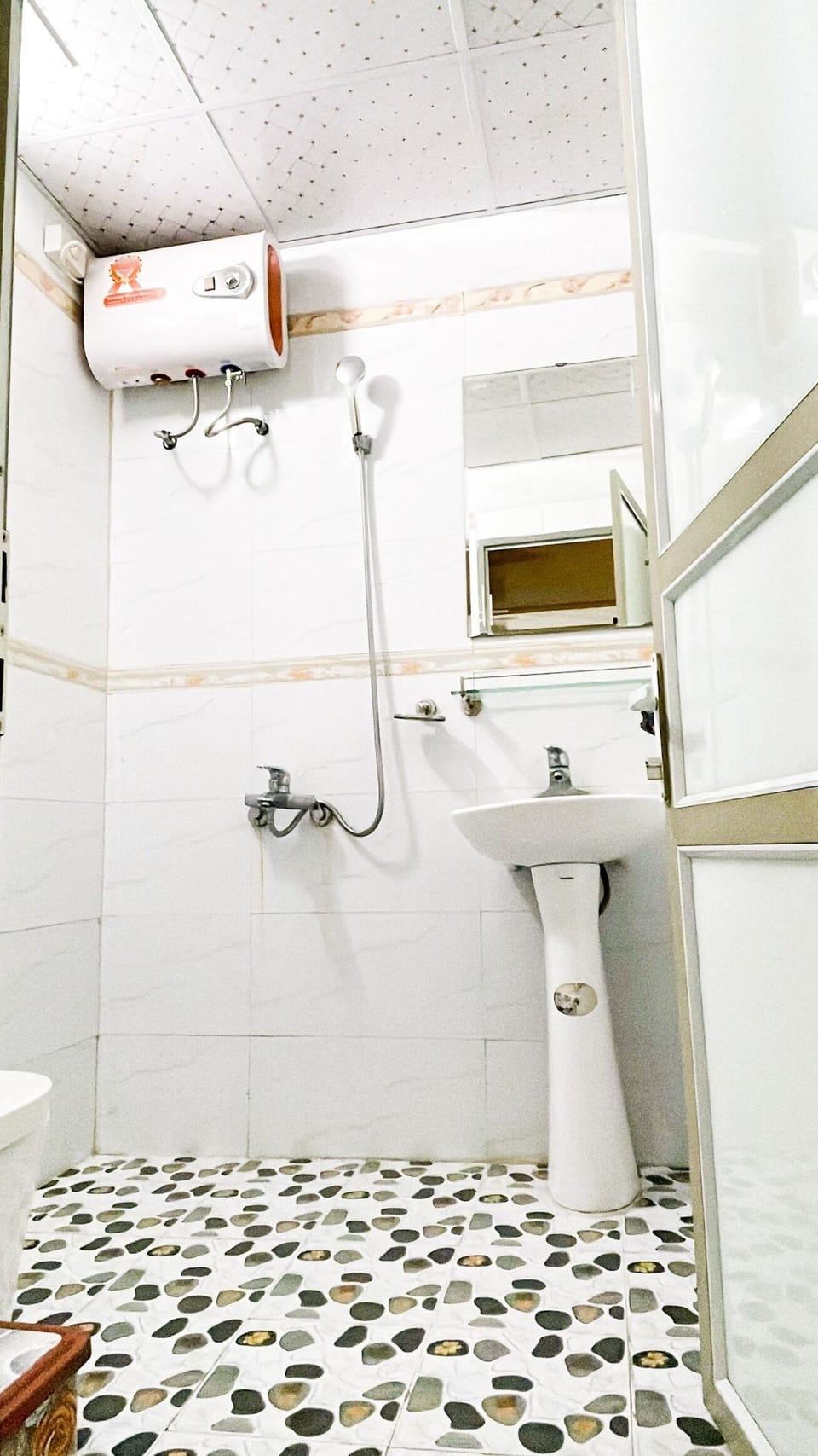 Hydromassage showerhead, hair dryer, slippers, bidet