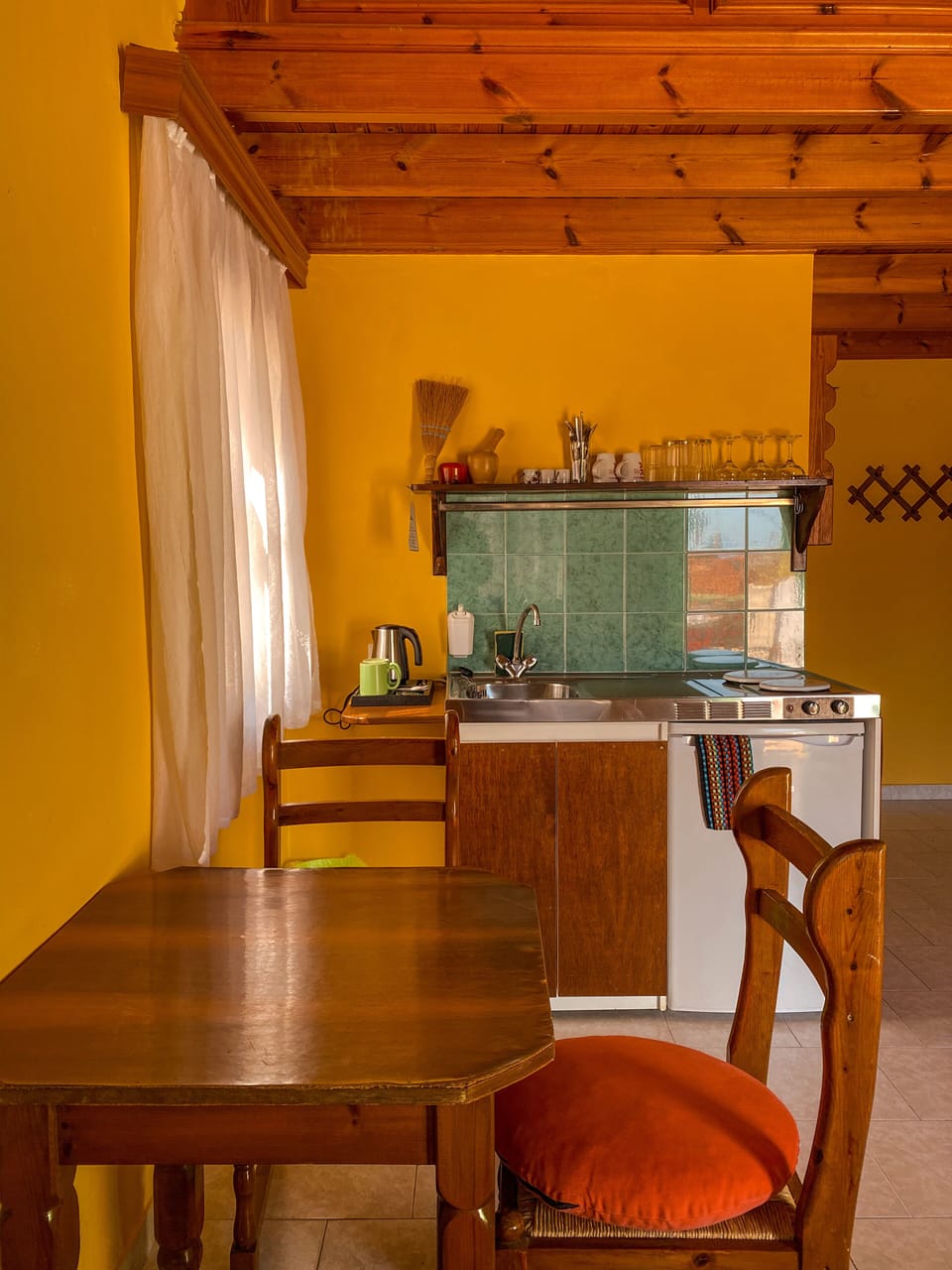 Classic Studio Suite | Desk, laptop workspace, free WiFi, bed sheets