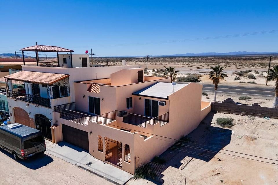 Casa Seascape es una casa de 4 habitaciones y 2 baños en renta en Villas de Las Palmas, San Felipe BC Mexico — cocina completa, dos salas, garaje y cerca de la playa .