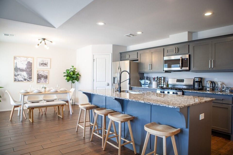 Kitchen/Island - Large spacious kitchen with long island & deep kitchen sink. Kitchen bar stools with contoured seat - Stainless steel appliances