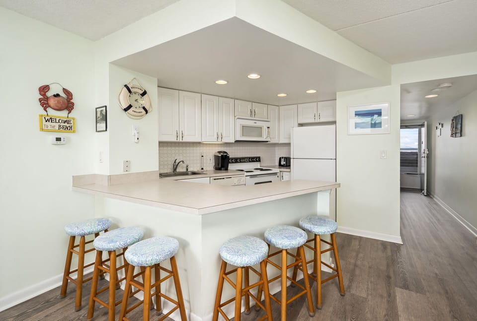Grab a quick bite before hitting the beach - plenty of seating for all at the Breakfast Bar!