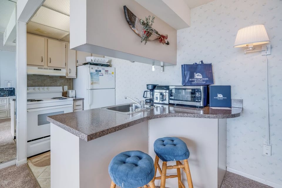 Grab a quick bite before hitting the beach at the Breakfast Bar.