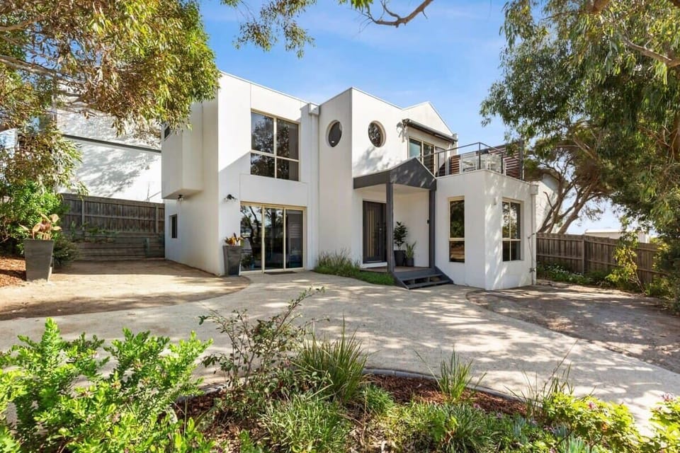 Perfectly positioned mid-way between Ocean Grove main beach and the Terrace shops