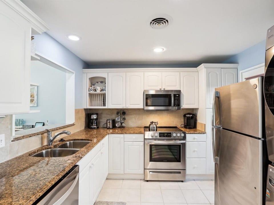 Kitchen at 709 Queens Grant