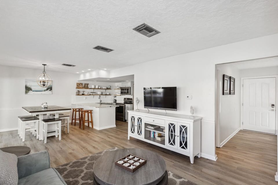 Regency Cabana D2 - Living Room/Kitchen