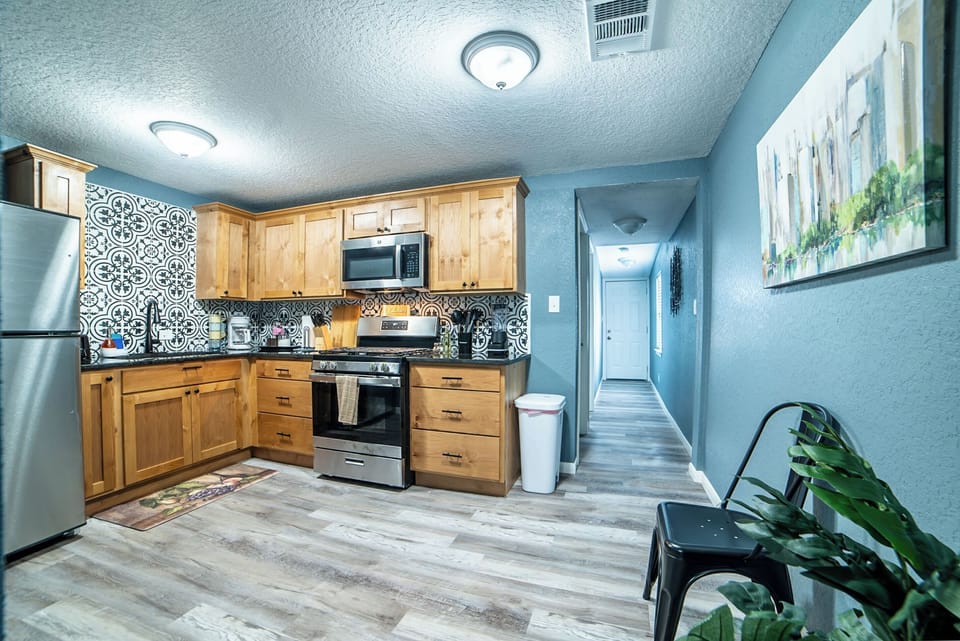 House (2 Bedrooms) | Private kitchen | Microwave, oven, dining tables