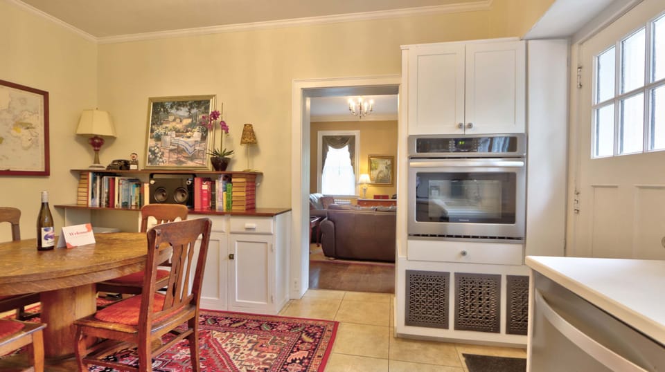 Fully equipped eat-in kitchen, ideal for morning coffee or casual meals.