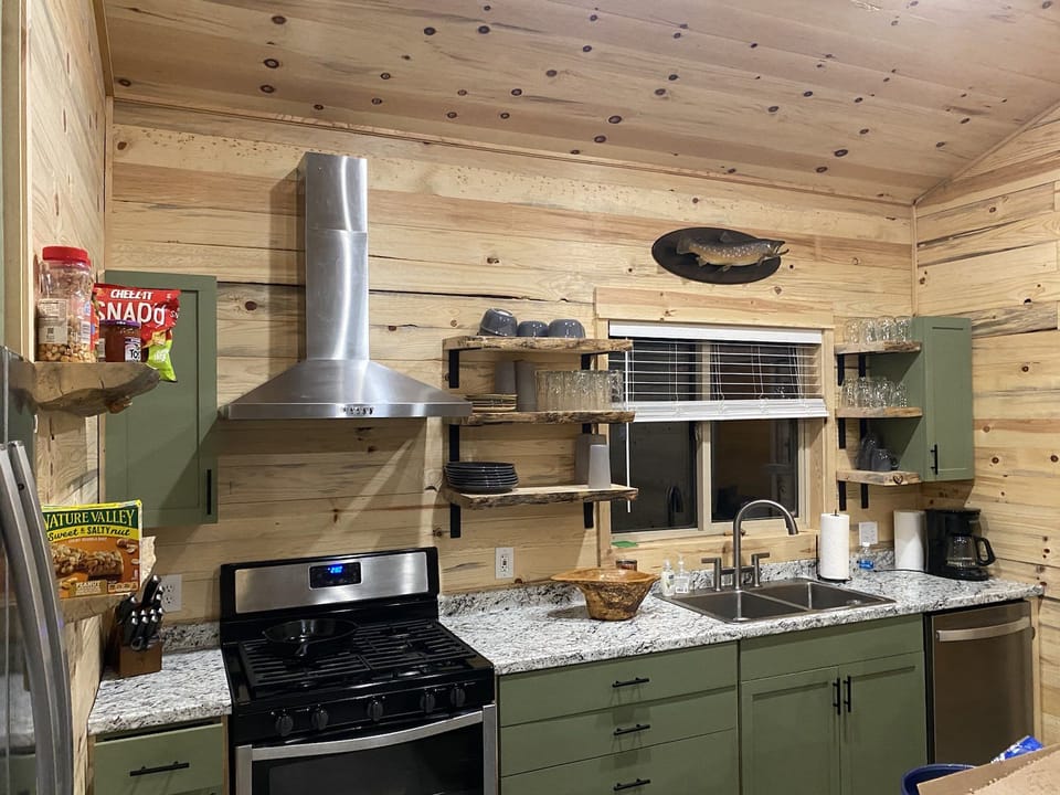Kitchen that is fully equipped