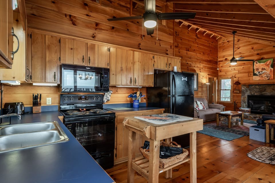 Hot tub, fenced yard, mountain view, firepit, 2 king beds, tons pet amenities
