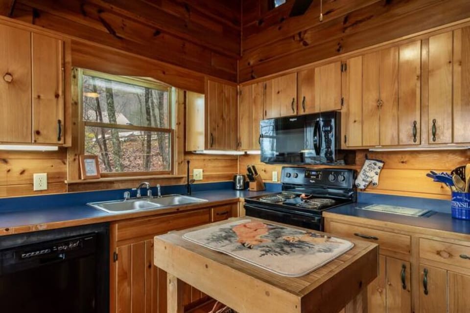 Hot tub, fenced yard, mountain view, firepit, 2 king beds, tons pet amenities