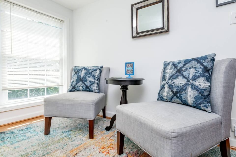 Upper level sitting area with TV