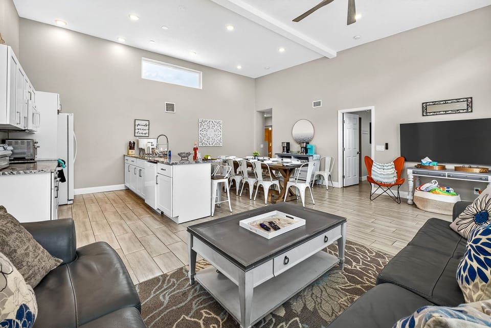 Open Floor Plan- Perfect!