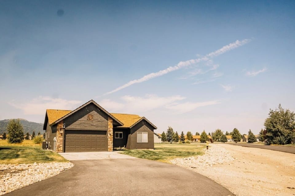 Large corner lot, big drive way, unobstructed views, quiet, firepit