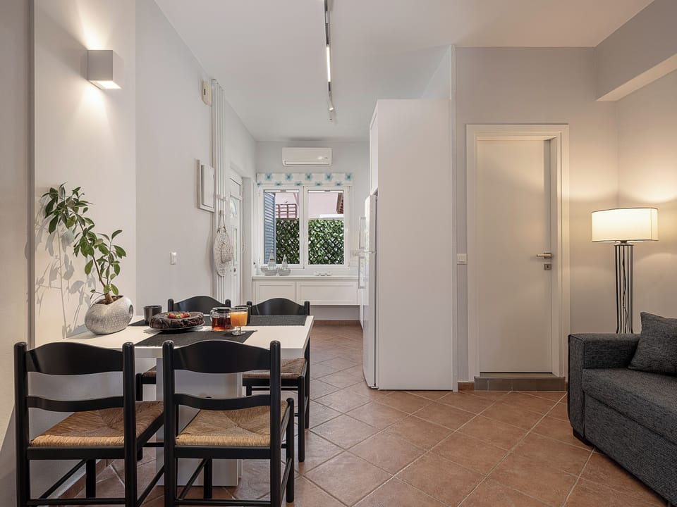 Luxury Apartment, 1 Bedroom, Non Smoking, Sea View | Dining room