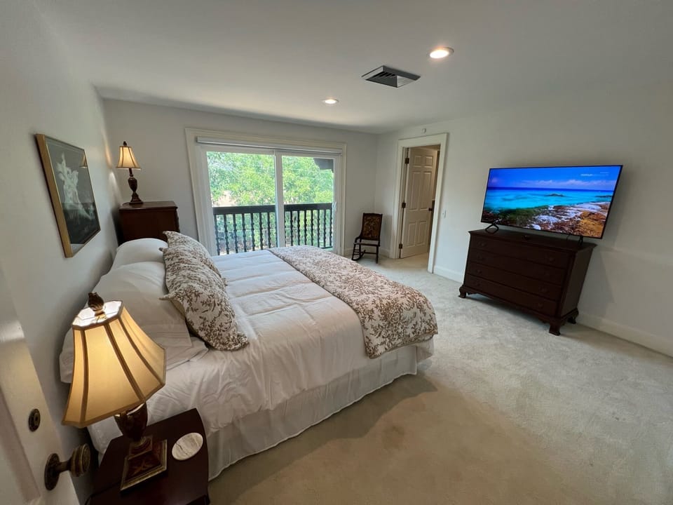 Upstairs King Bed Overlooking Driveway