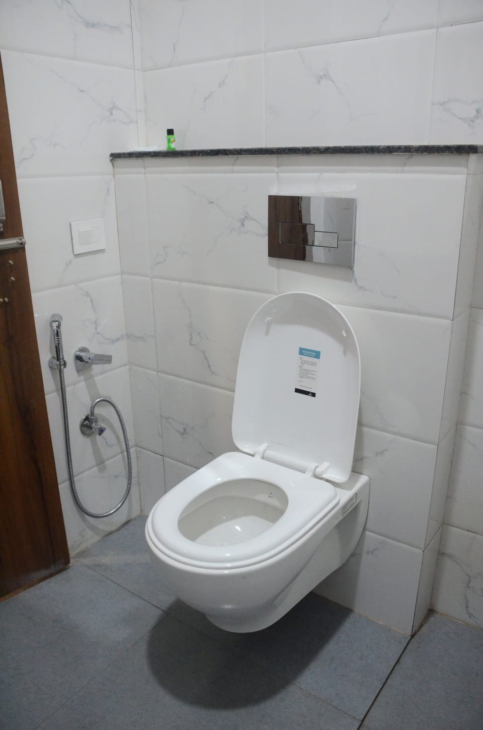 Standard Double Room | Bathroom | Slippers