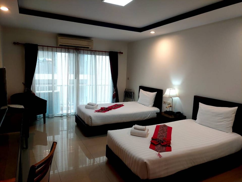 Standard Twin Room | Minibar, in-room safe, desk, blackout drapes