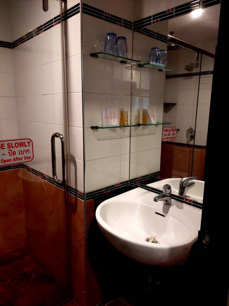 Shower, rainfall showerhead, free toiletries, hair dryer