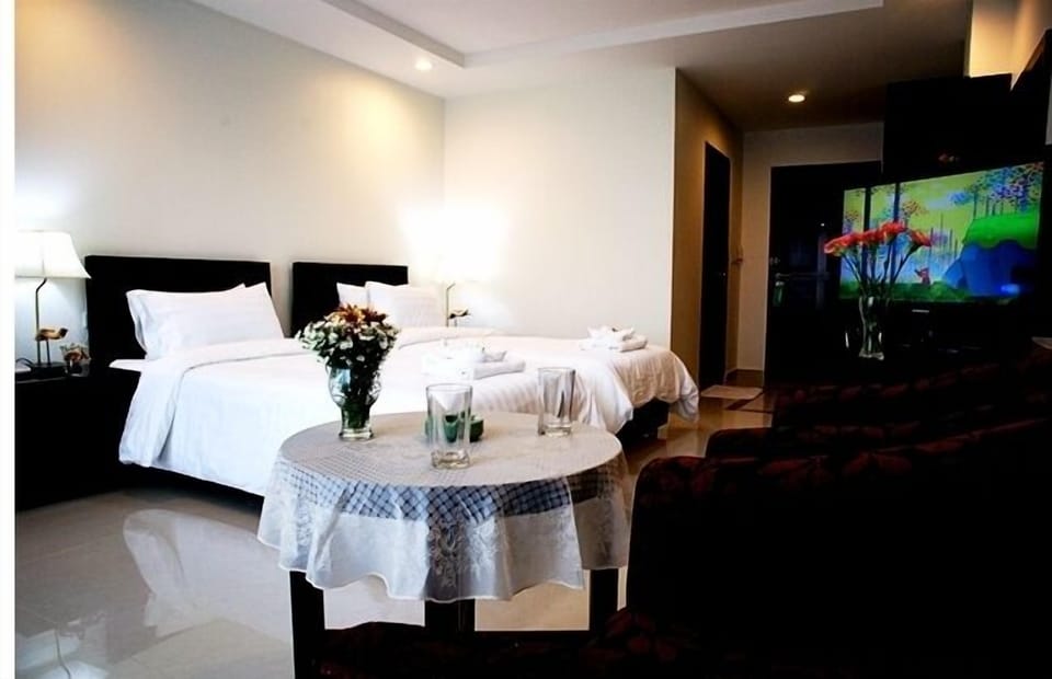Standard Twin Room | Minibar, in-room safe, desk, blackout drapes