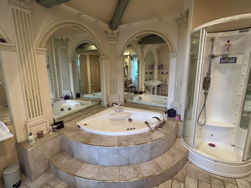 Deluxe Suite (Arôme) | Bathroom | Hair dryer, bathrobes, slippers, towels