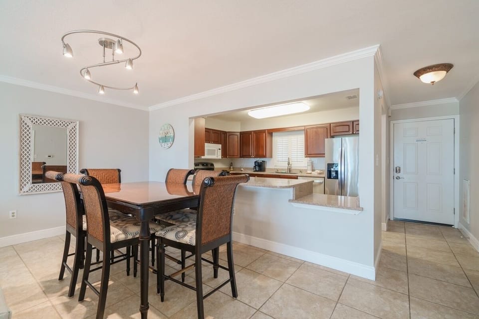 Condo, 2 Bedrooms | Dining