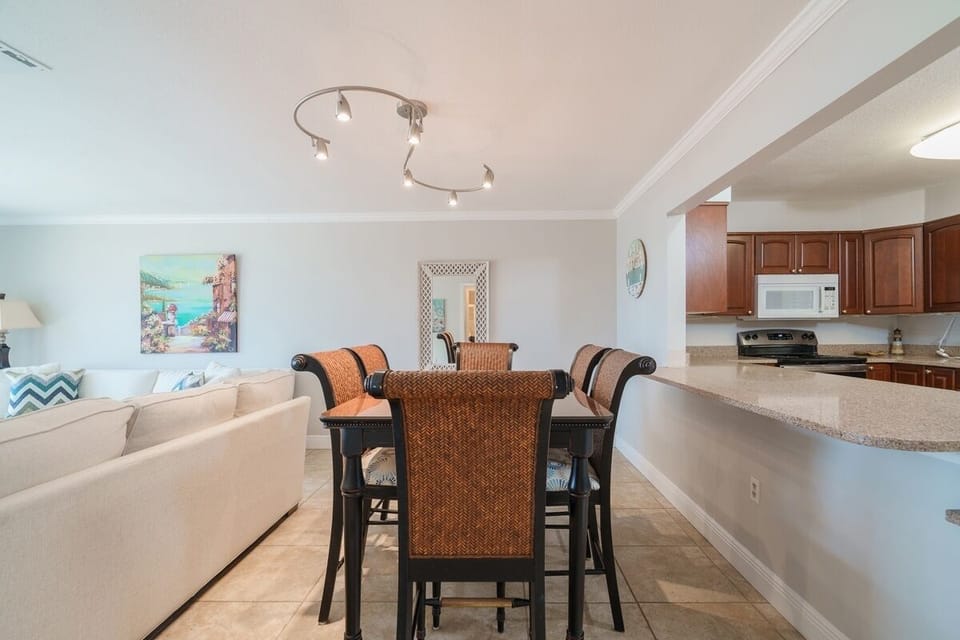 Condo, 2 Bedrooms | Dining