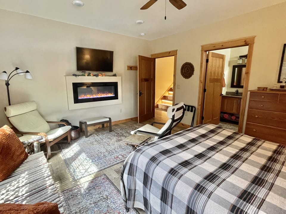 Single Room | Individually decorated, individually furnished, laptop workspace