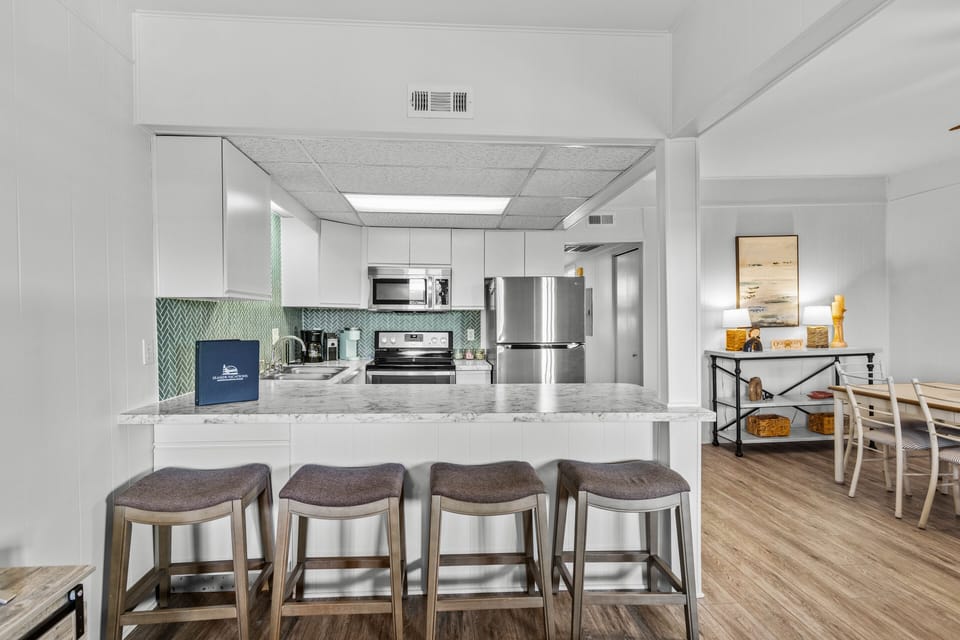 The Breakfast bar with extra seating is perfect for grabbing a quick bite before heading to the beach!