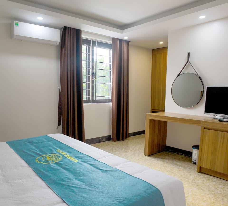 Deluxe Double Room Single Use | Desk, free WiFi, bed sheets