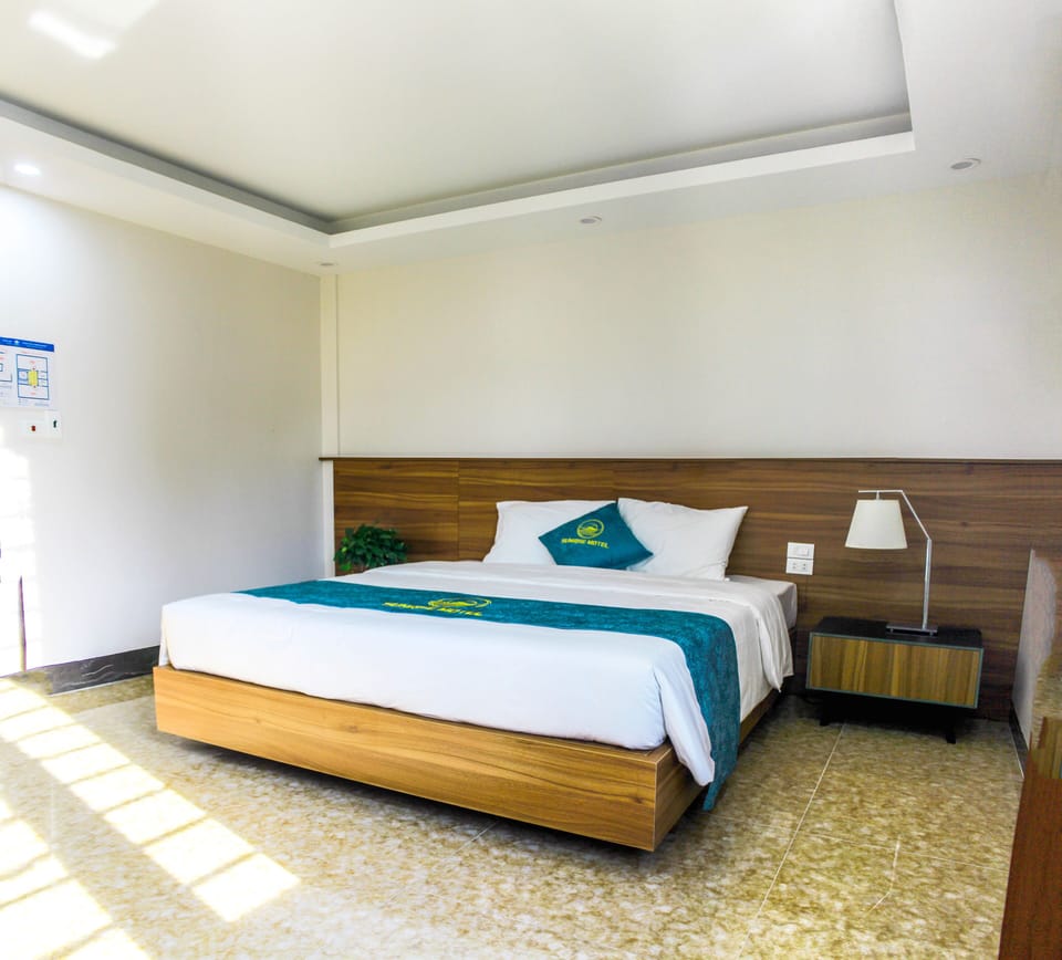 Deluxe Double Room Single Use | Desk, free WiFi, bed sheets