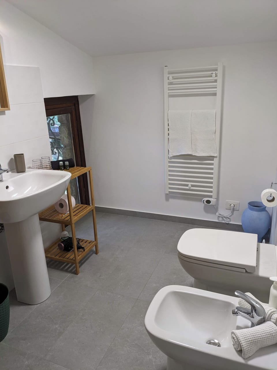 All bathrooms contain a toilet, bidet, sink, heated towel bar, and shower.