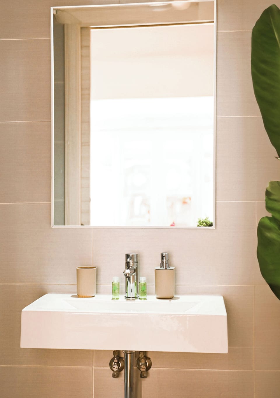 Basic Single Room | Bathroom | Shower, rainfall showerhead, free toiletries, hair dryer