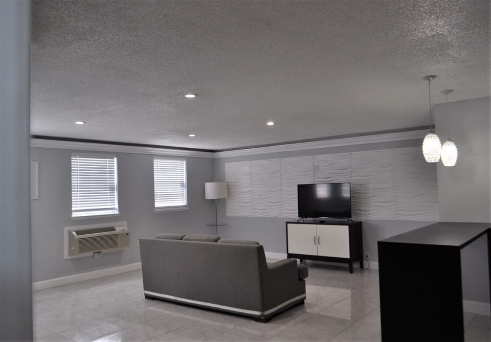 Comfort Suite | Individually decorated, individually furnished, free WiFi, bed sheets