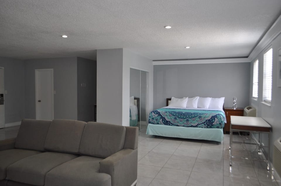 Comfort Suite | Individually decorated, individually furnished, free WiFi, bed sheets