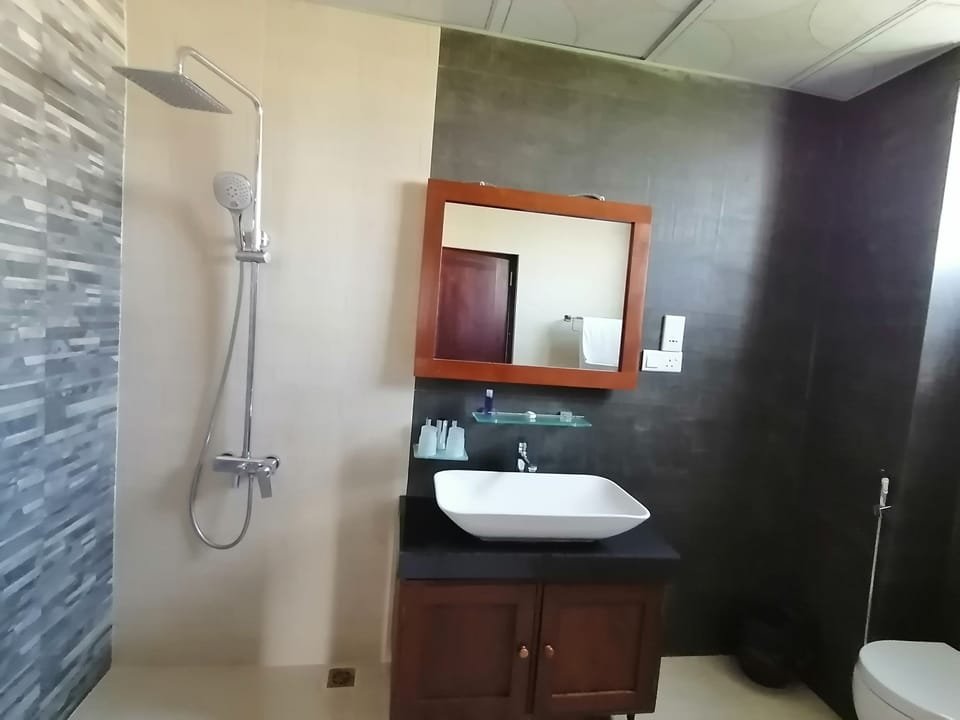 Superior Triple Room | Bathroom | Shower, rainfall showerhead, hair dryer, bidet