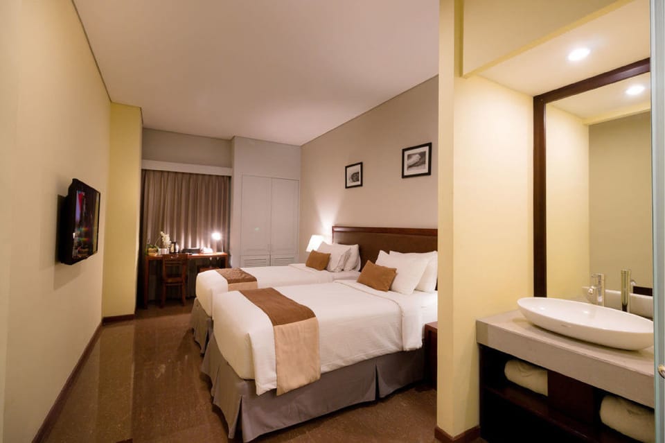 Superior Room | Minibar, in-room safe, desk, blackout drapes