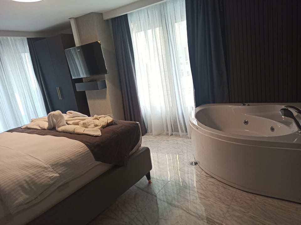 Deluxe Room | Egyptian cotton sheets, premium bedding, desk, WiFi (free)