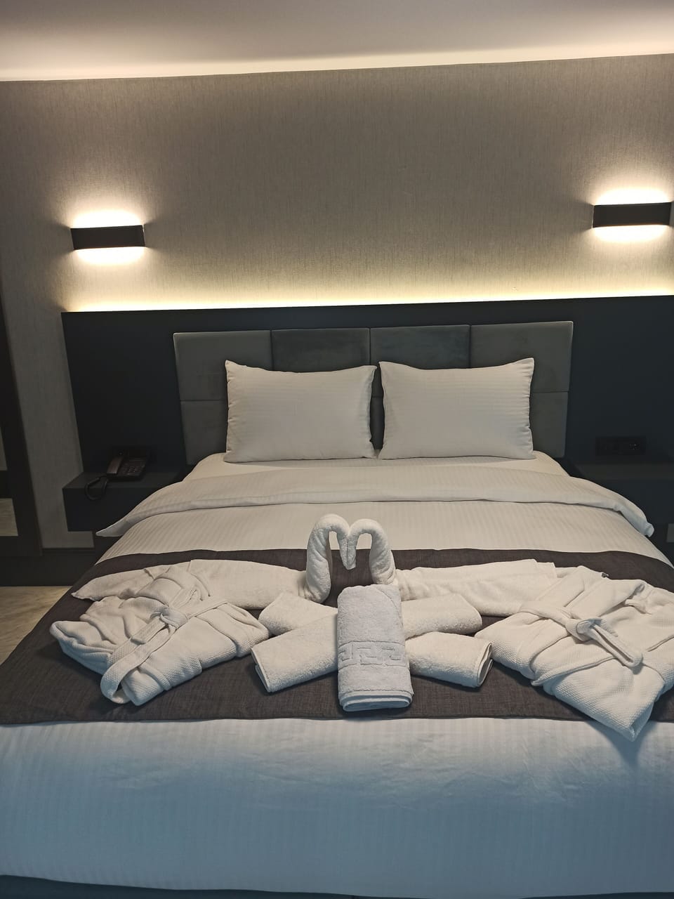 Deluxe Room | Egyptian cotton sheets, premium bedding, desk, WiFi (free)