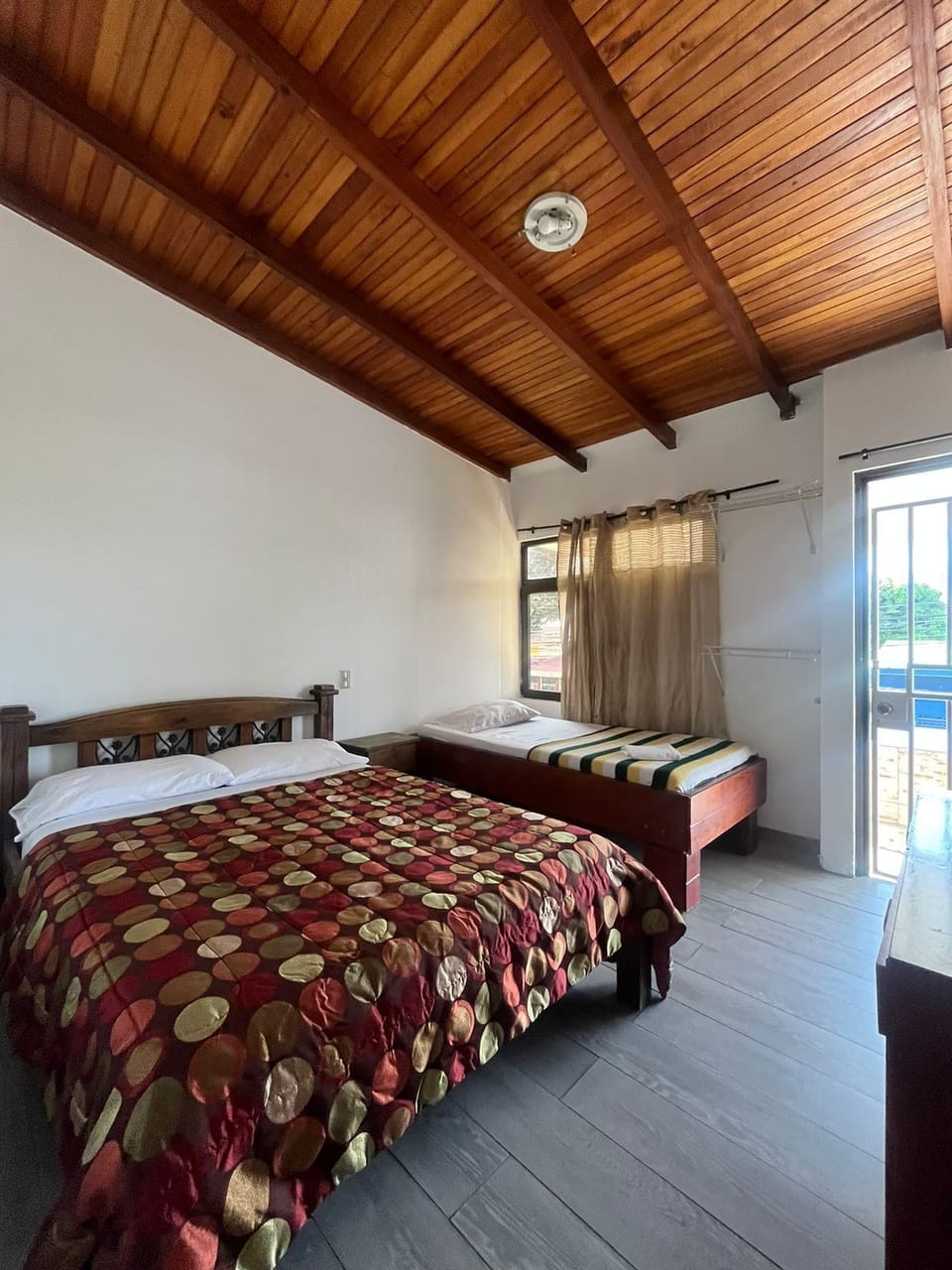Basic Triple Room | Iron/ironing board, free WiFi, bed sheets