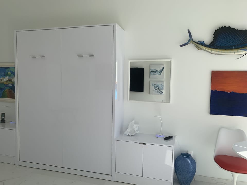 Deluxe Studio Suite (2) | Living area