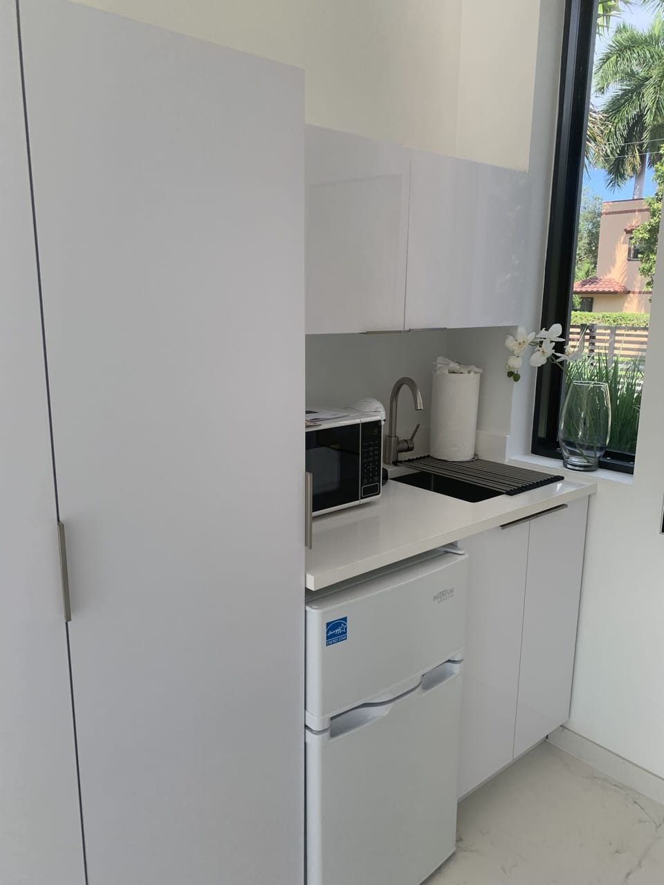 Deluxe Studio Suite (2) | Private kitchen | Mini-fridge, microwave, espresso maker, coffee/tea maker