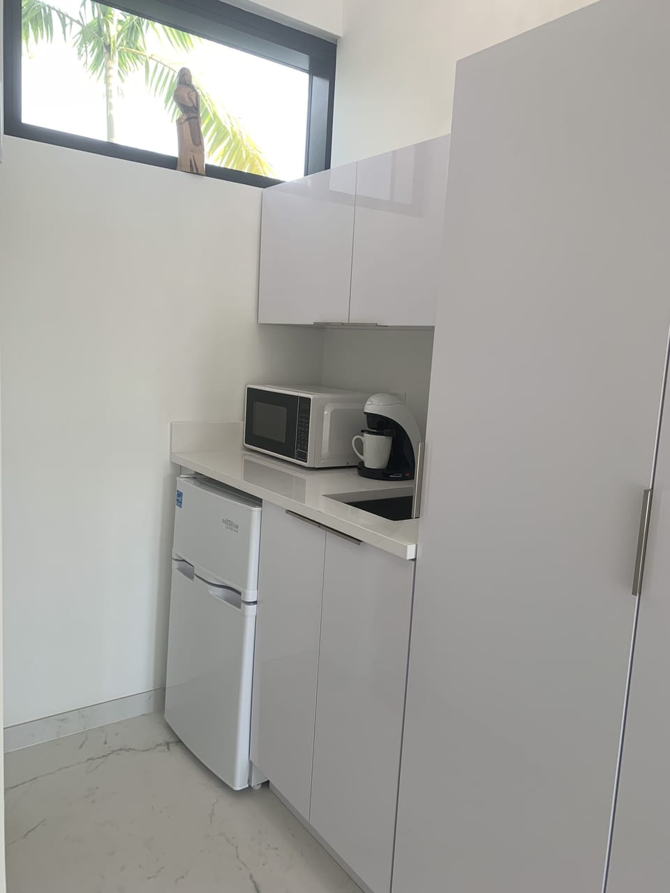 Deluxe Studio Suite (1) | Private kitchen | Mini-fridge, microwave, espresso maker, coffee/tea maker