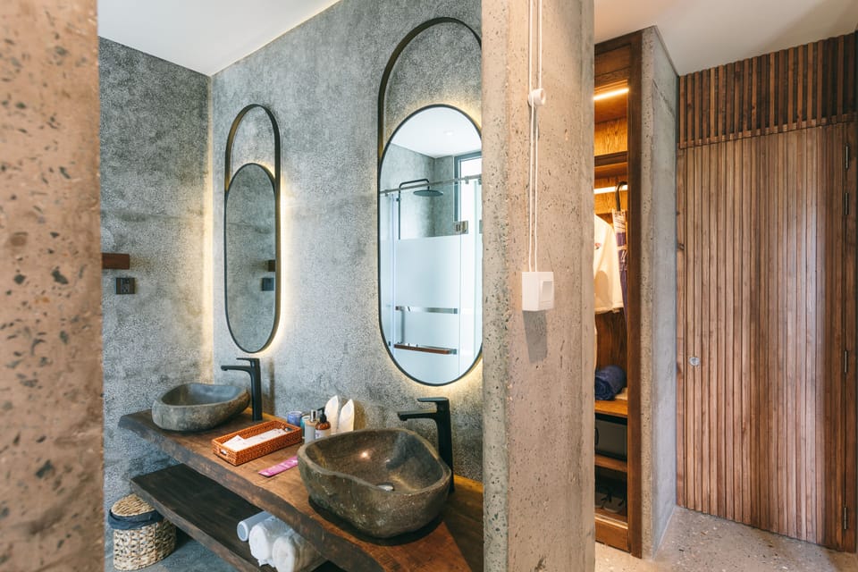 Deluxe Double Room | Bathroom | Shower, rainfall showerhead, free toiletries, hair dryer