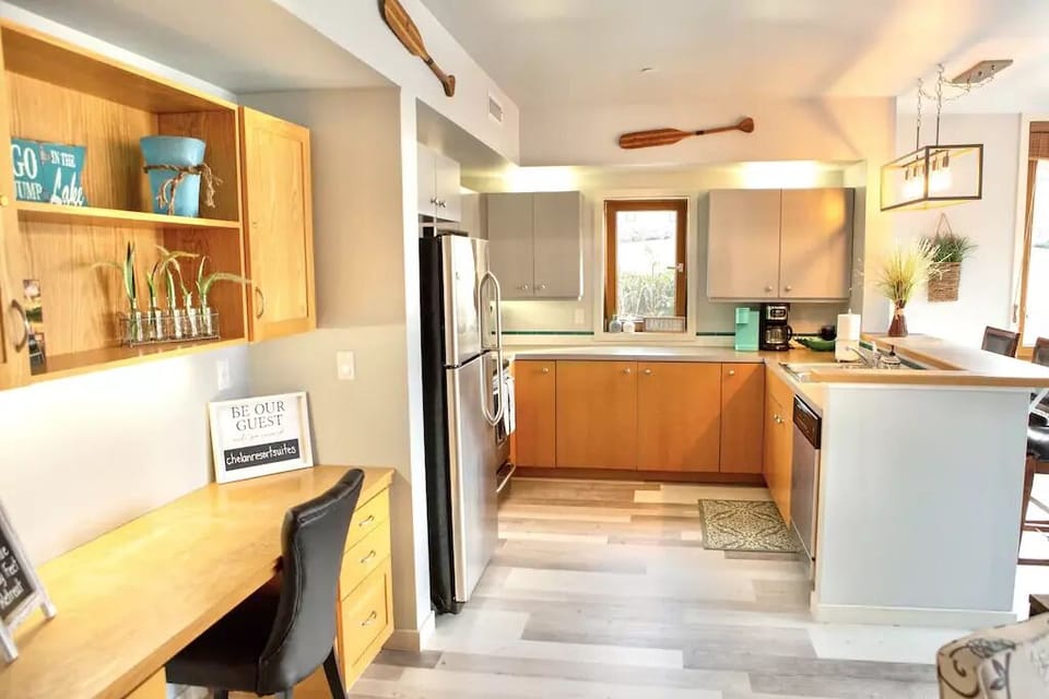 Desk/Kitchen